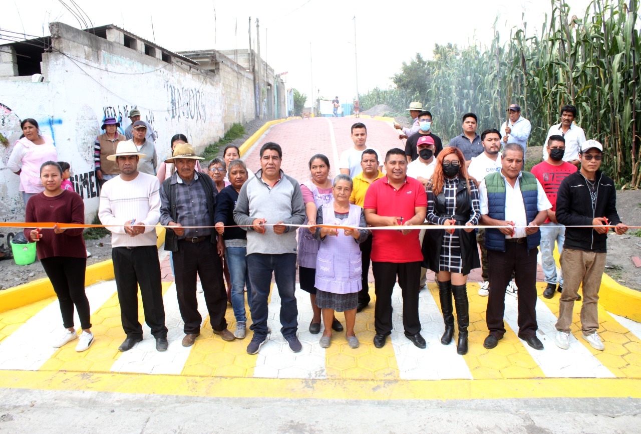Entrega el edil Fernando Castellanos dos obras más para la junta auxiliar de Ozolco, Calpan
