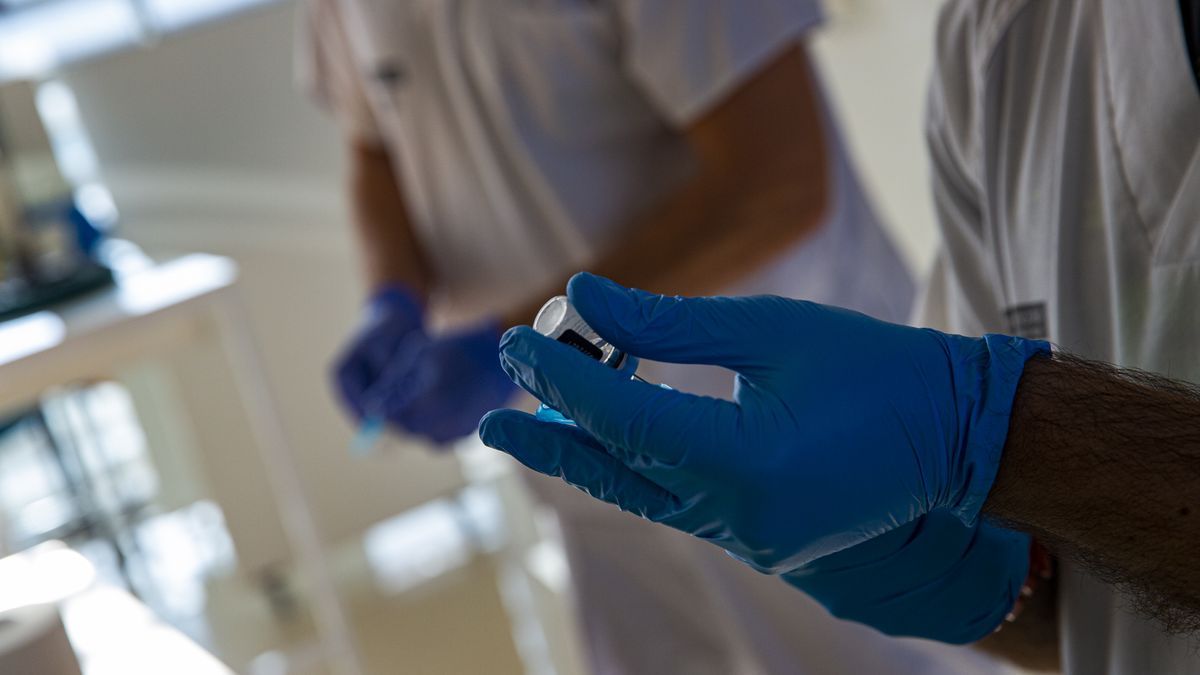 Por: Cortesía Aprueba Reino Unido vacuna bivalente desarrollada contra Covid-19 y la variante ómicron