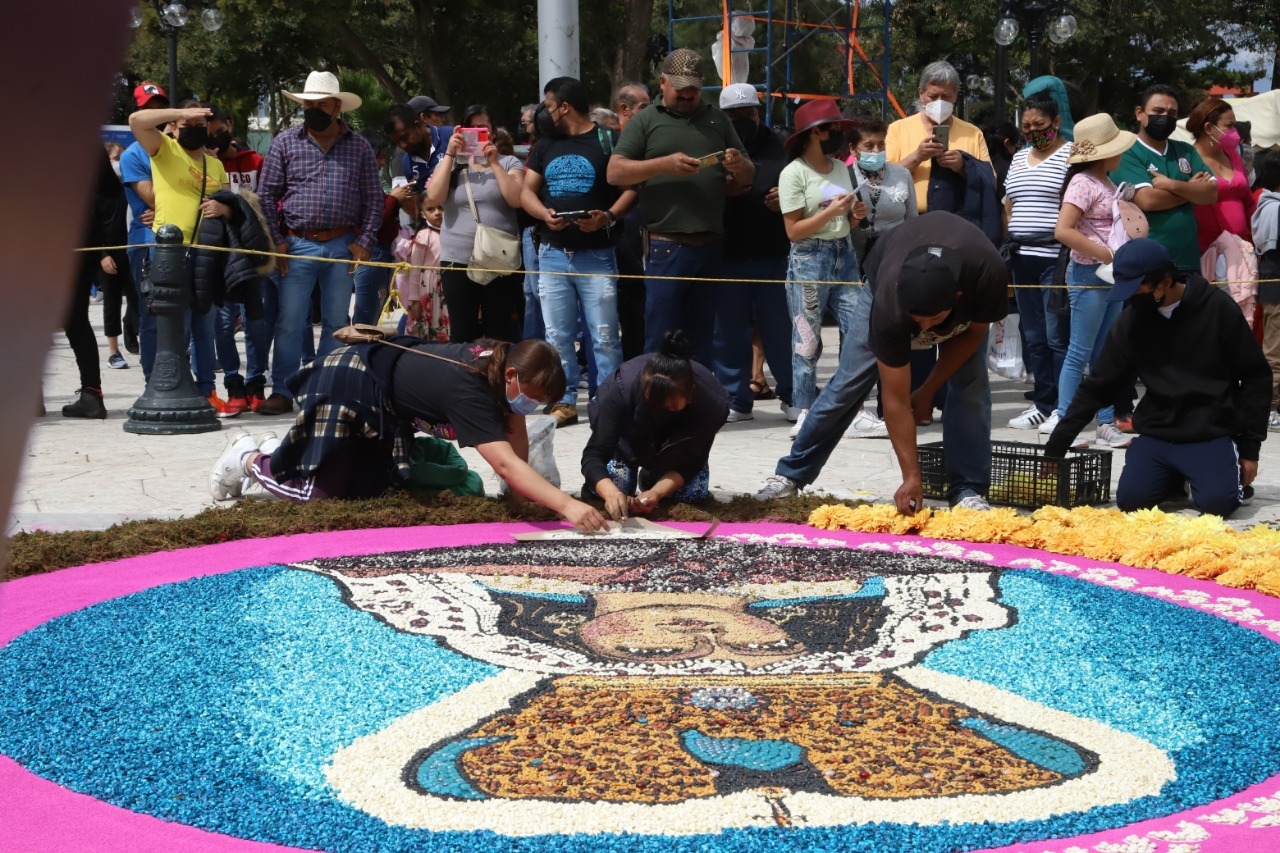 Gobierno del Estado reconoce labor de los artesanos de Huamantla que lograron el certificado del Récord Guinnes