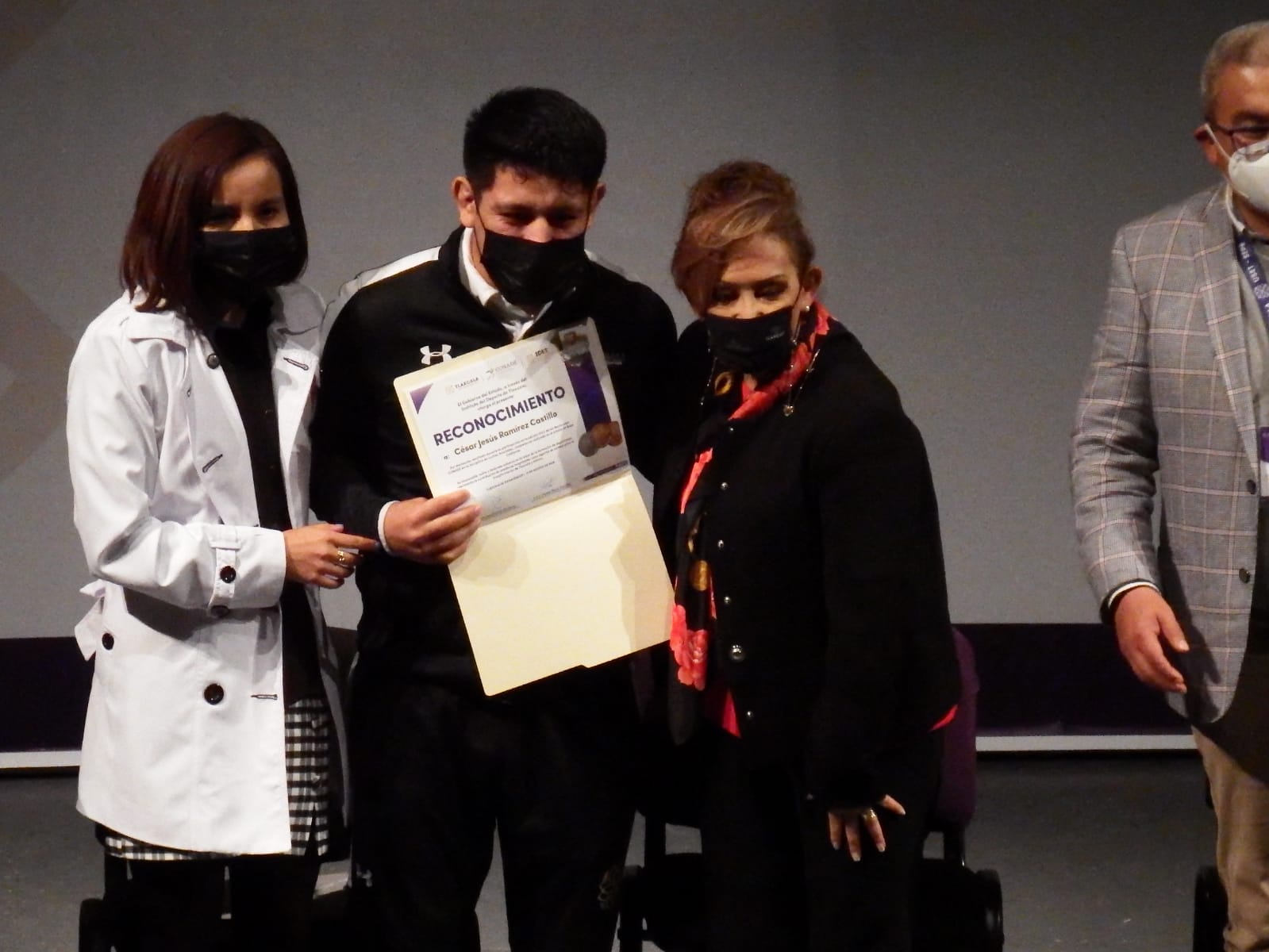 Por: Cortesía Entregan apoyos económicos a medallistas de Tlaxcala