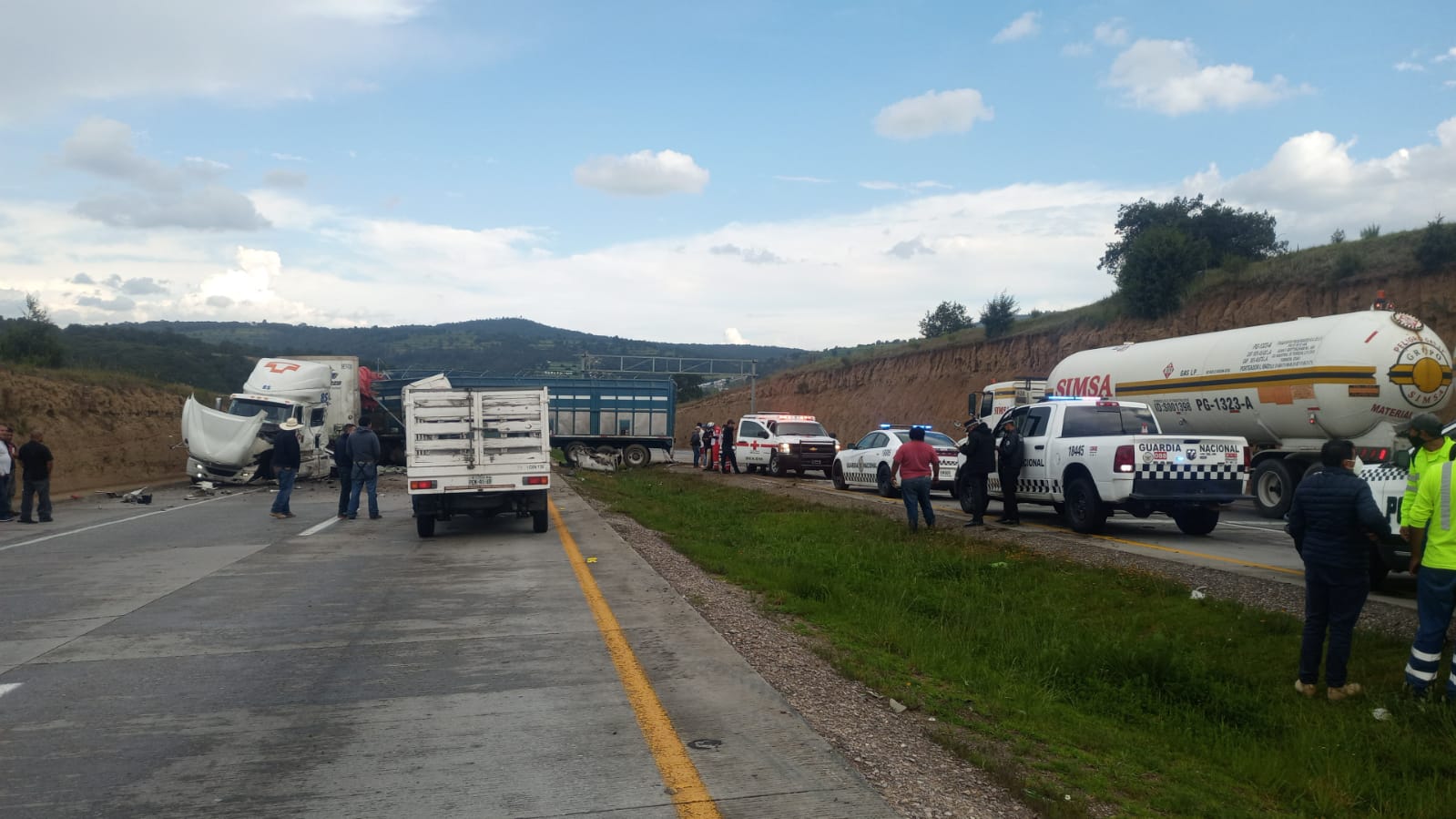 Cierran Arco Norte por aparatoso accidente vial en Nanacamilpa; hubo dos heridos