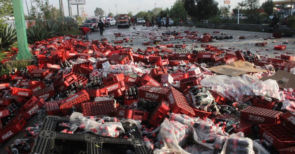 Por: Cortesía Tráiler cargado de refrescos vuelva su carga en Periférico Ecológico causando caos y rapiña en la zona