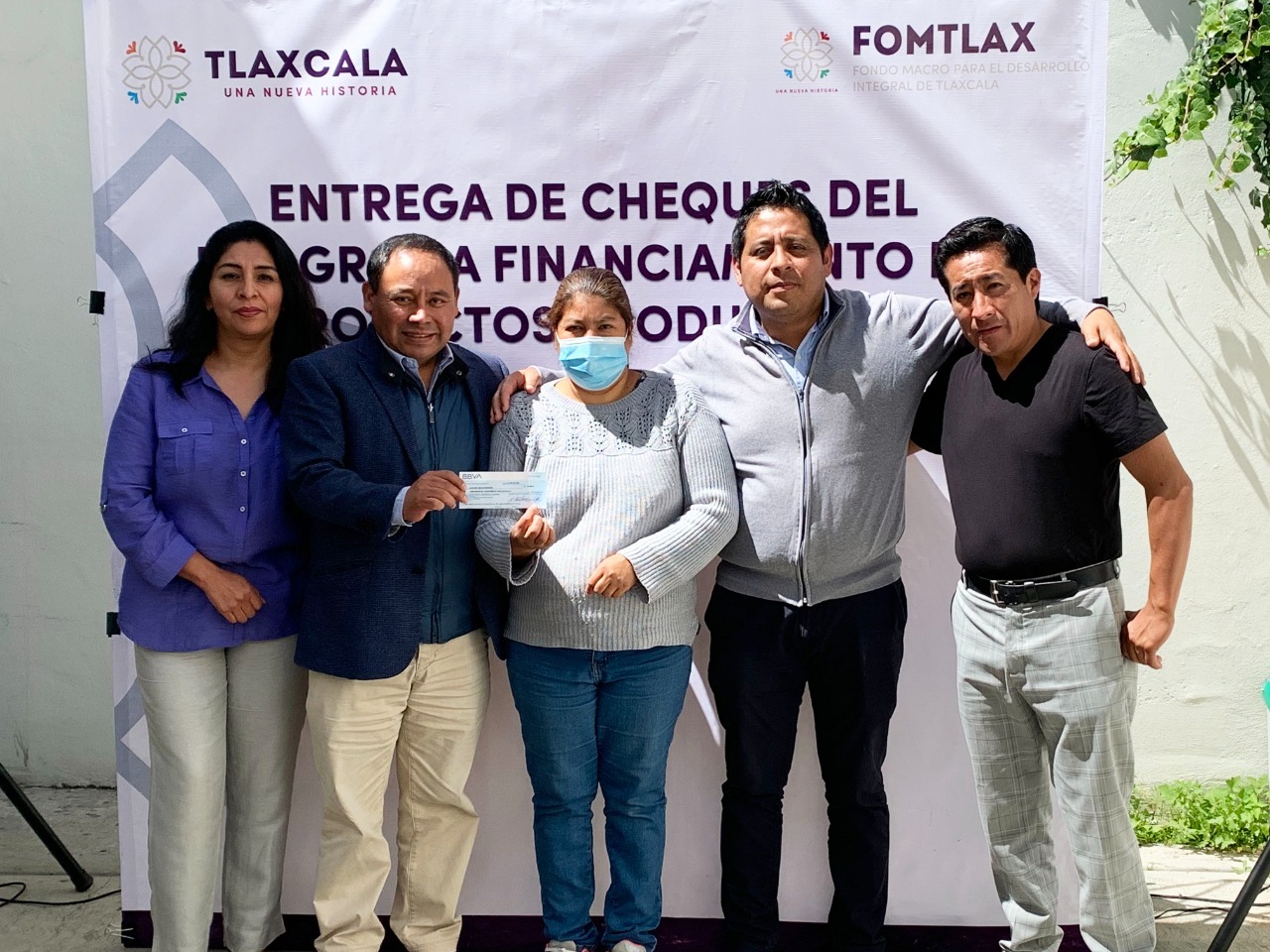 Emprendedoras reciben financiamiento mediante el programa MUJER FOMTLAX