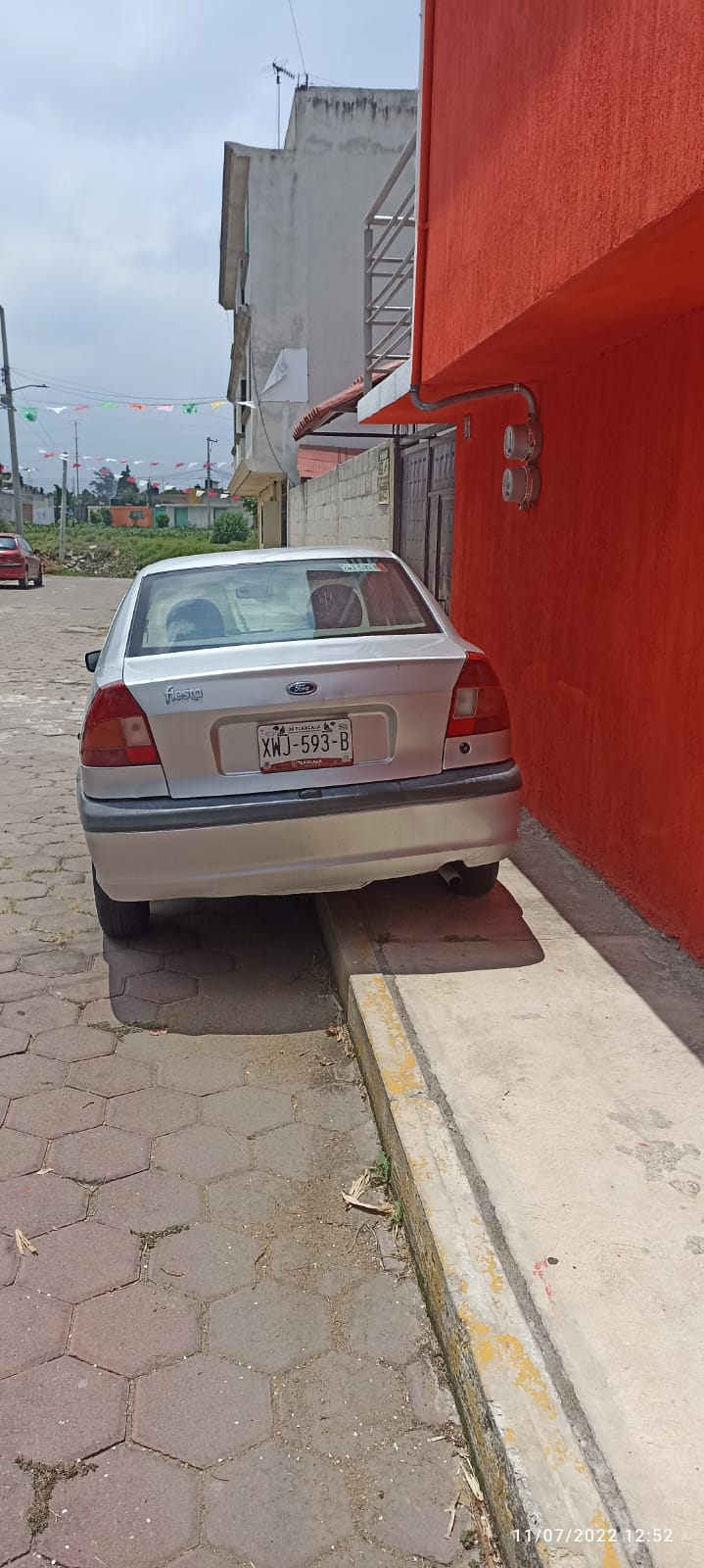 Por: Cortesía Hombres armados con un hacha roban un automóvil, en Zacatelco