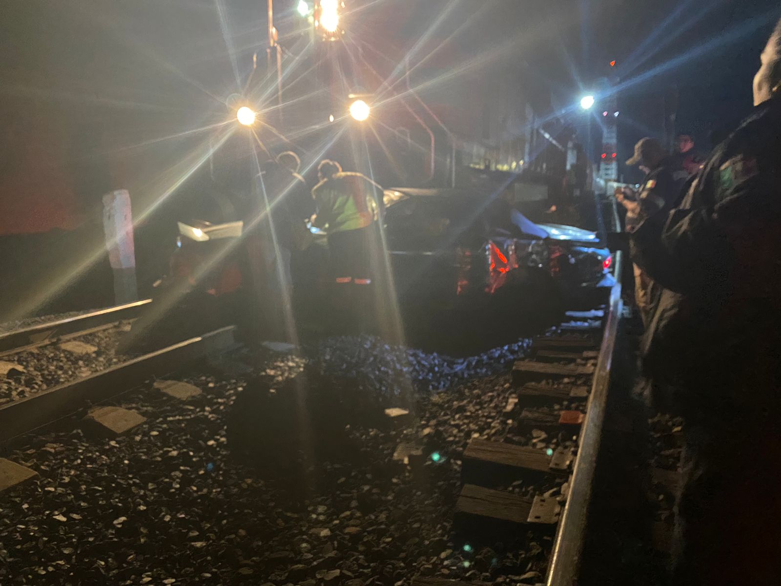 Por: Cortesía Falla en su intento de ganarle al tren, en Apizaco