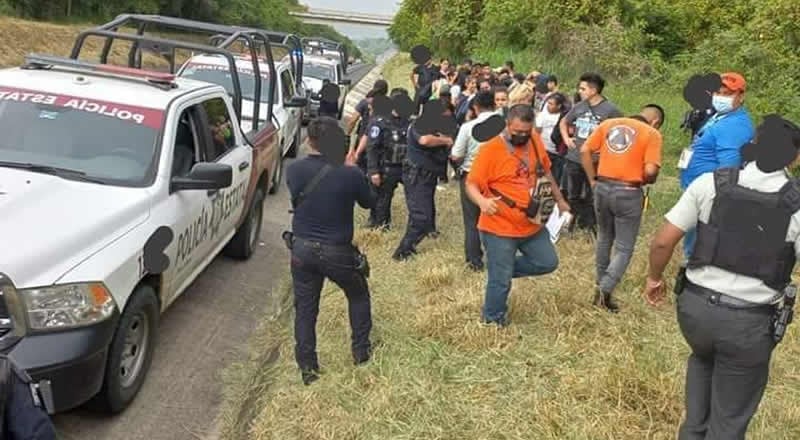 Por: Cortesía Migrantes son abandonados por polleros en medio de la carretera México - Tuxpan