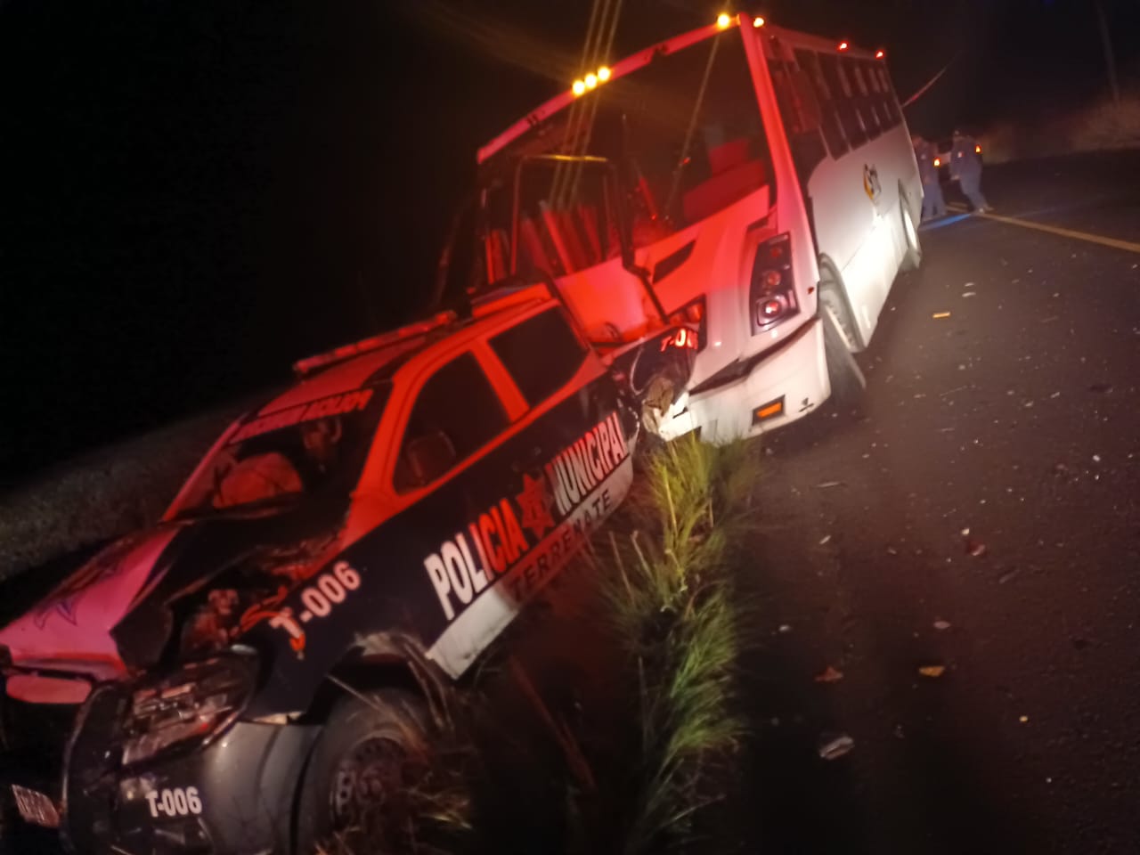 Por: Cortesía Bus de transporte de personal choca vs. patrulla sobre la Xaloztoc-Terrenate