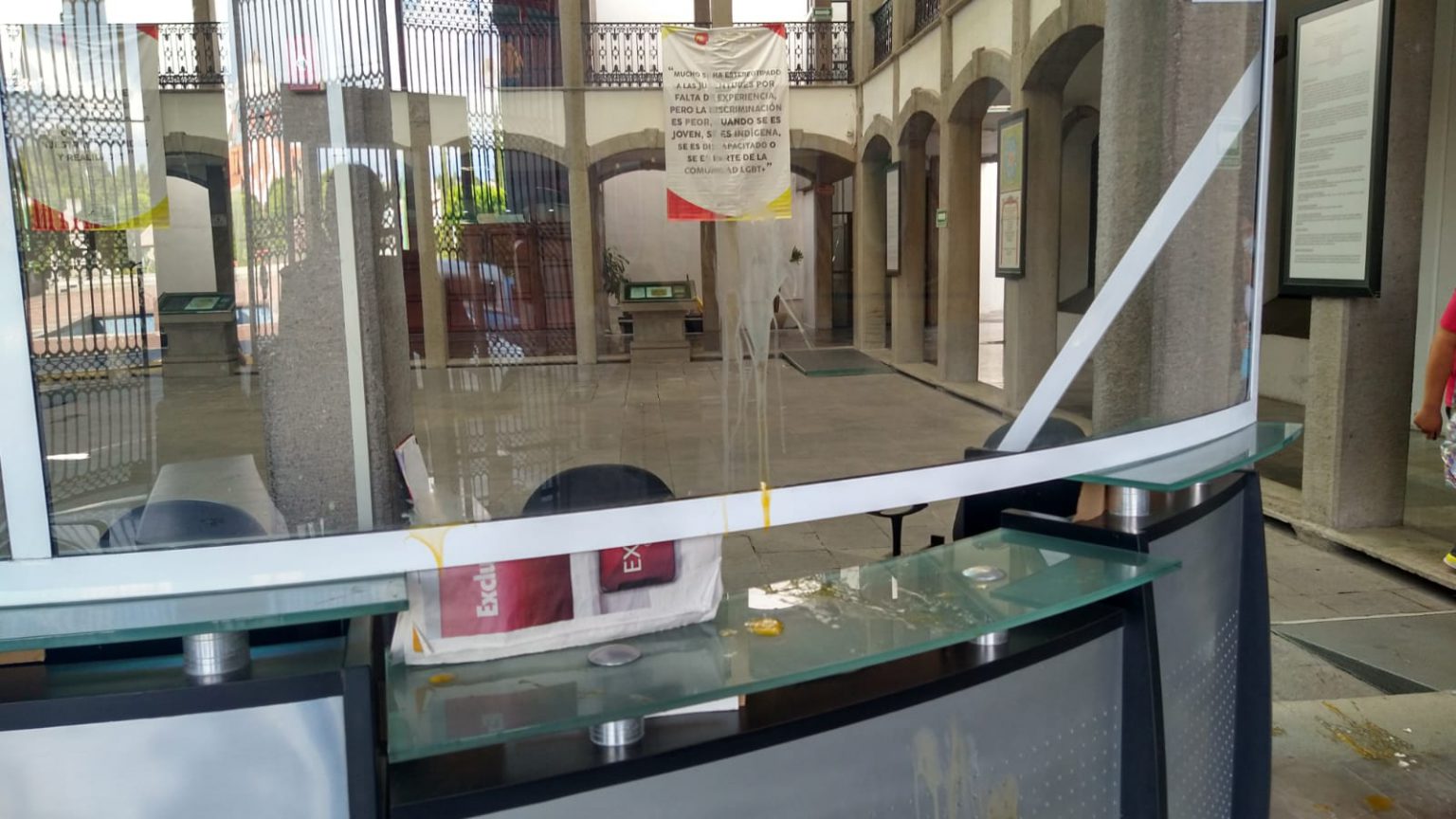 Con ‘huevazos’ concluye jornada de dictaminación de cuentas públicas