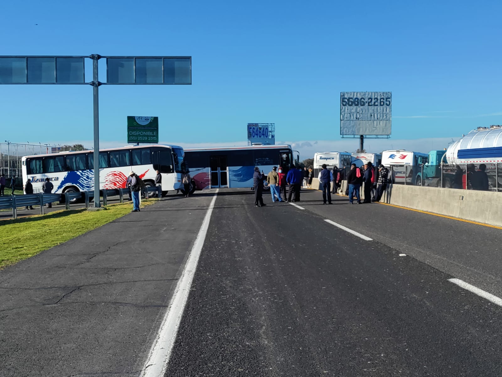 Por: Cortesía Por más de 5 horas transportistas han bloqueado la México-Pachuca