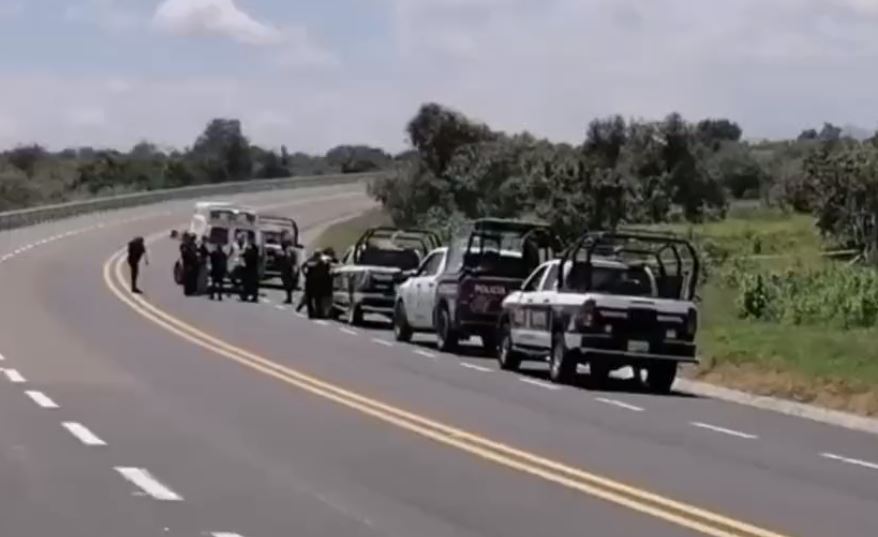 Hallan cadáver de un hombre en la federal Mexico - Puebla; la víctima fue atacada con arma punzocortante
