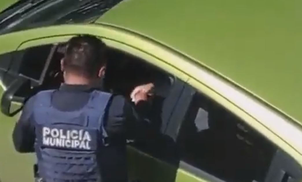 "Usted no aprende": Oficial es captado en vídeo recibiendo "mordida" para dejar ir a infractor en Puebla