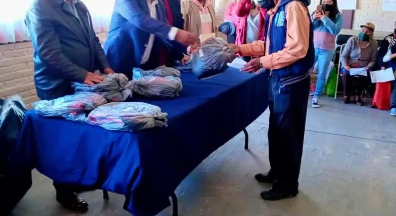 El alcalde de Tetlanohcan se reúne con adultos de la tercera edad