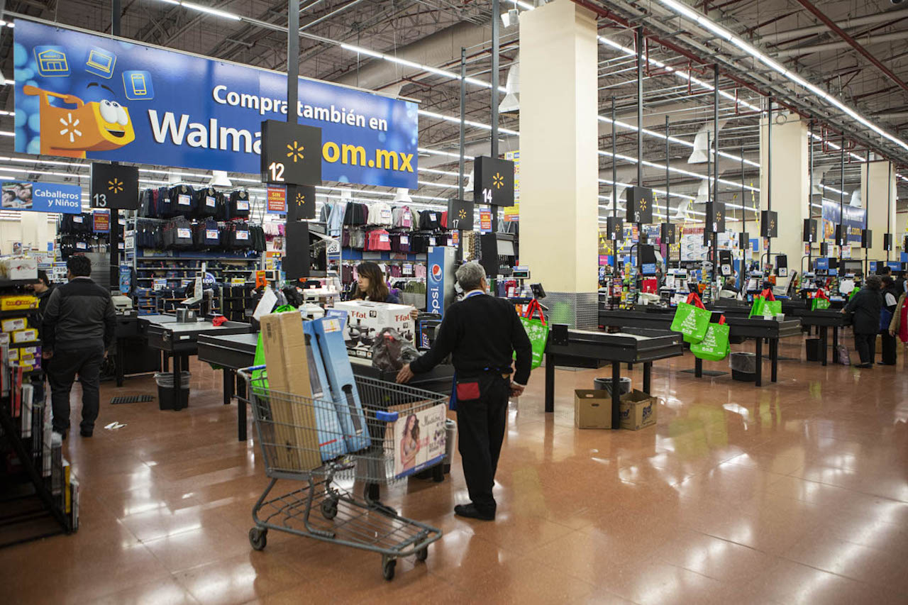 Por: Cortesía De acuerdo con la Profeco el supermercado Walmart es la opción más cara para comprar la canasta básica