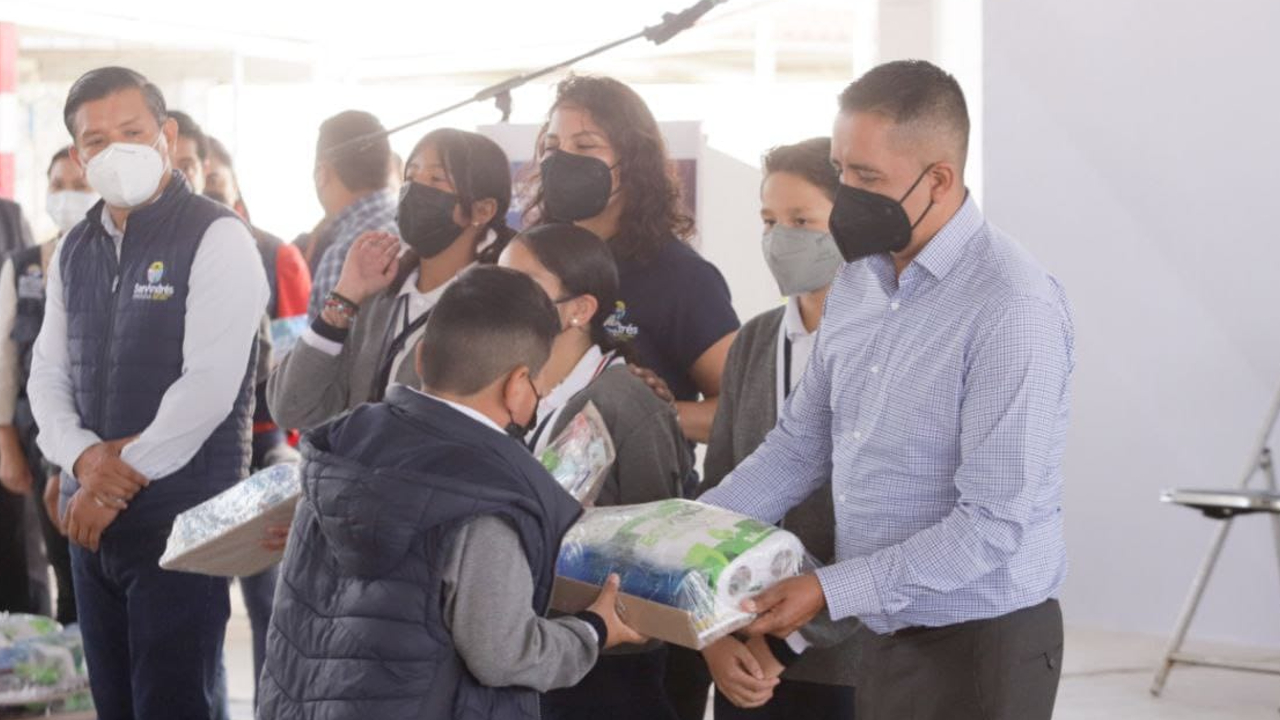 Por: Cortesía El Gobierno de San Andrés Cholula efectuó una entrega de útiles escolares a estudiantes de nivel básico