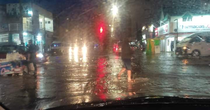 Por: Cortesía  Torrencial lluvia deja inundado Apizaco, exigen a alcalde obra pública