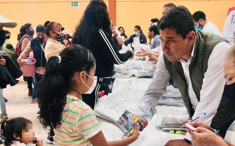 Ayuntamiento de Santa Cruz Tlaxcala entrega kits de útiles a infantes locales