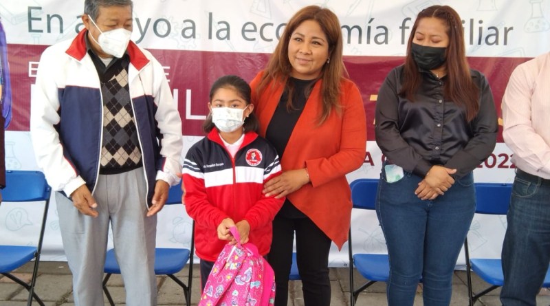Ayuntamiento de Amaxac entrega mochilas gratis a estudiantes