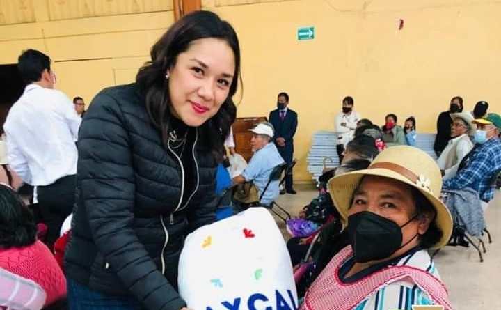 Ayuntamiento de Santa Cruz Tlaxcala entrega cobertores a adultos mayores