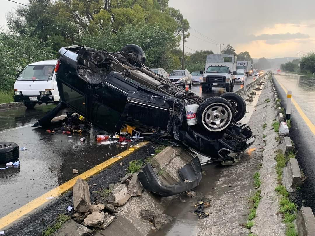 Por: Cortesía Vuelca camioneta sobre la autopista Tlaxcala-San Martín Texmelucan; conductor resulta lesionado