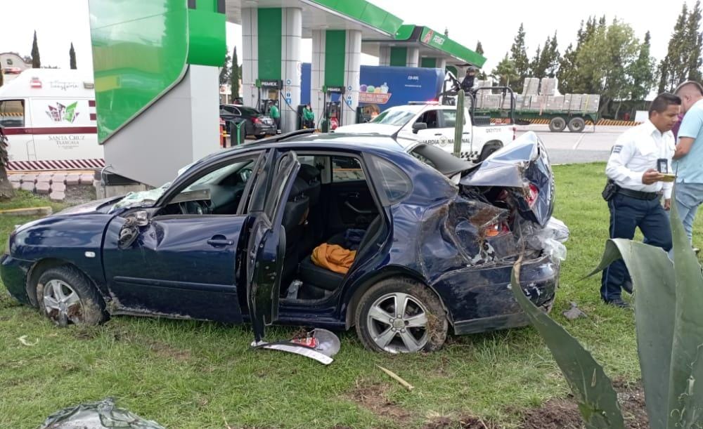 Por: Cortesía Automóvil pierde un neumático y vuelca sobre Libramiento Apizaco-Huamantla