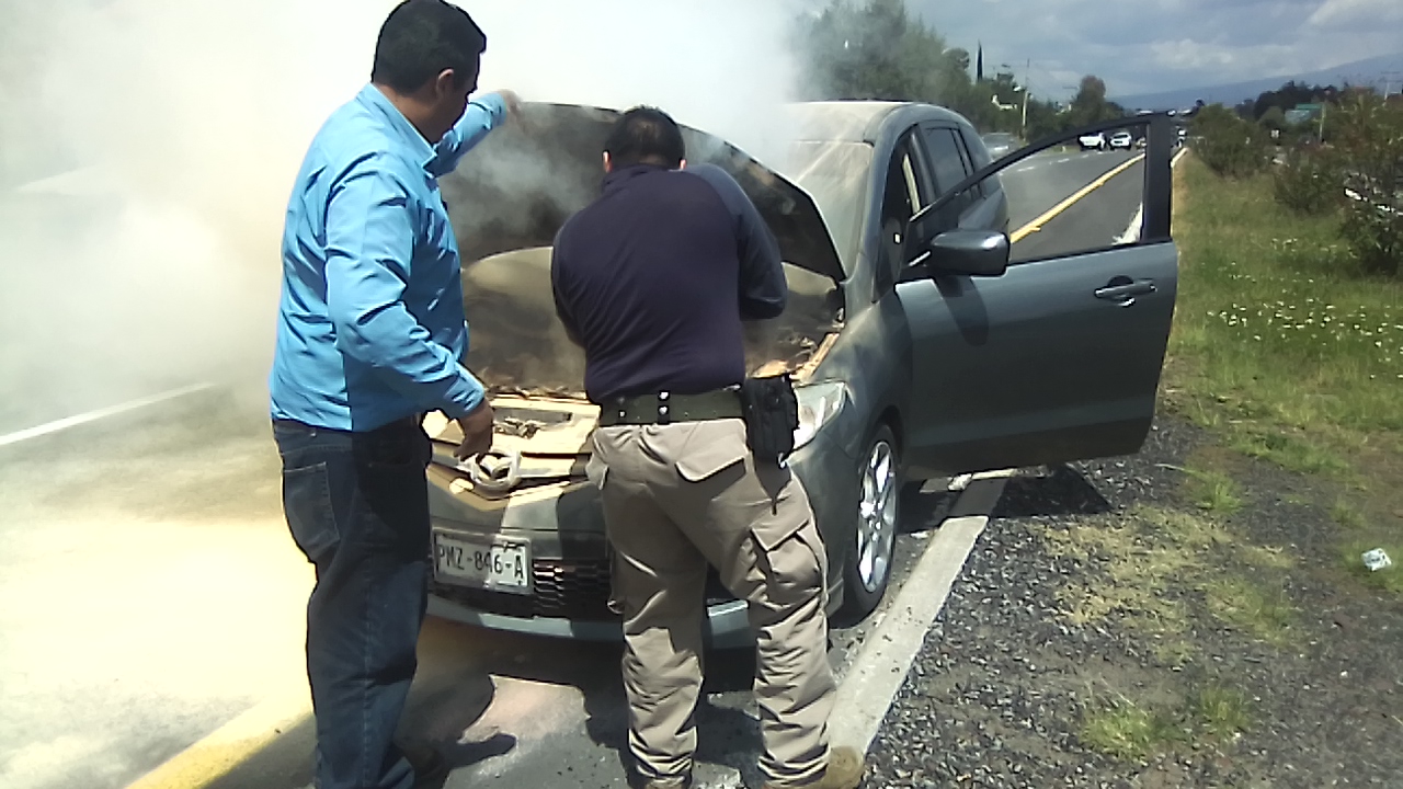 Por: Cortesía Corto circuito provoca incendio de automóvil en la autopista Tlaxcala-San Martín Texmelucan