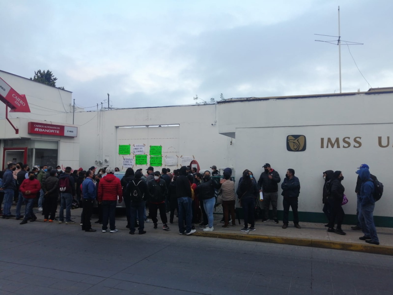 Por: Cortesía Se manifiestan trabajadores adheridos al 7 de Mayo
