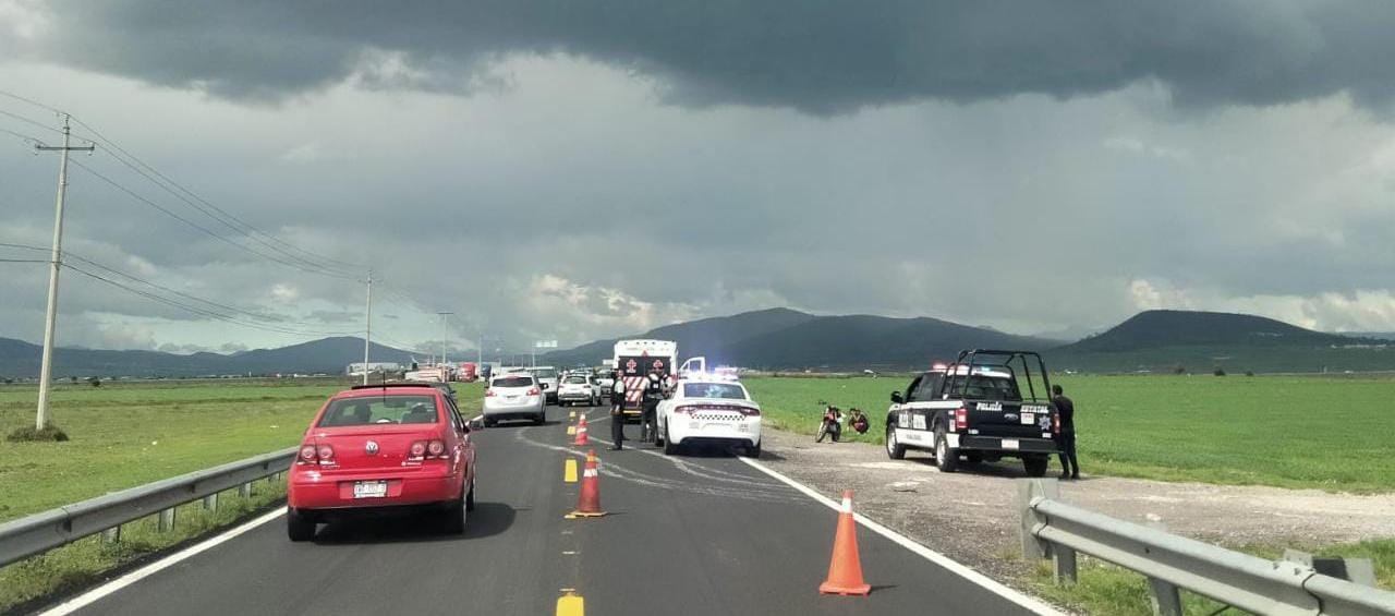 Muere hombre tras caer de motocicleta mientras circulaba, en la Calpulalpan-Apan