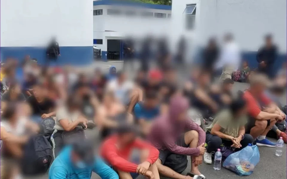 Por: Cortesía Rescatan en Puebla a 116 migrantes que transportaban en condiciones de hacinamiento