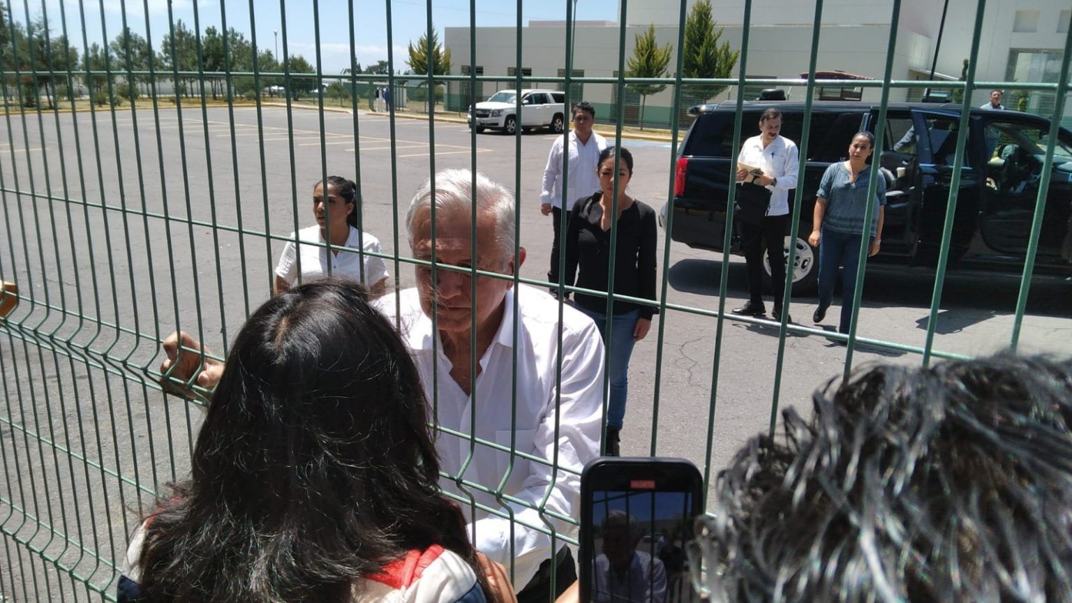 Con manifestaciones reciben a AMLO en Huamantla