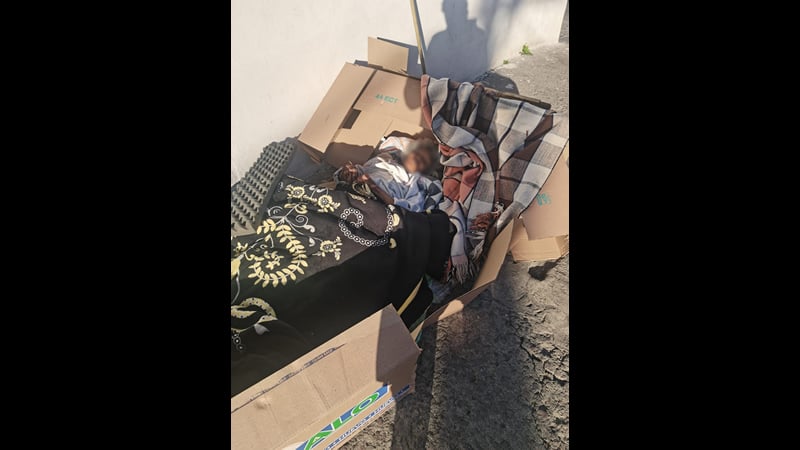 Por: Cortesía Indignante": Mujer de la tercera edad fue abandonada en cajas de cartón en la colonia Joaquin Colombres