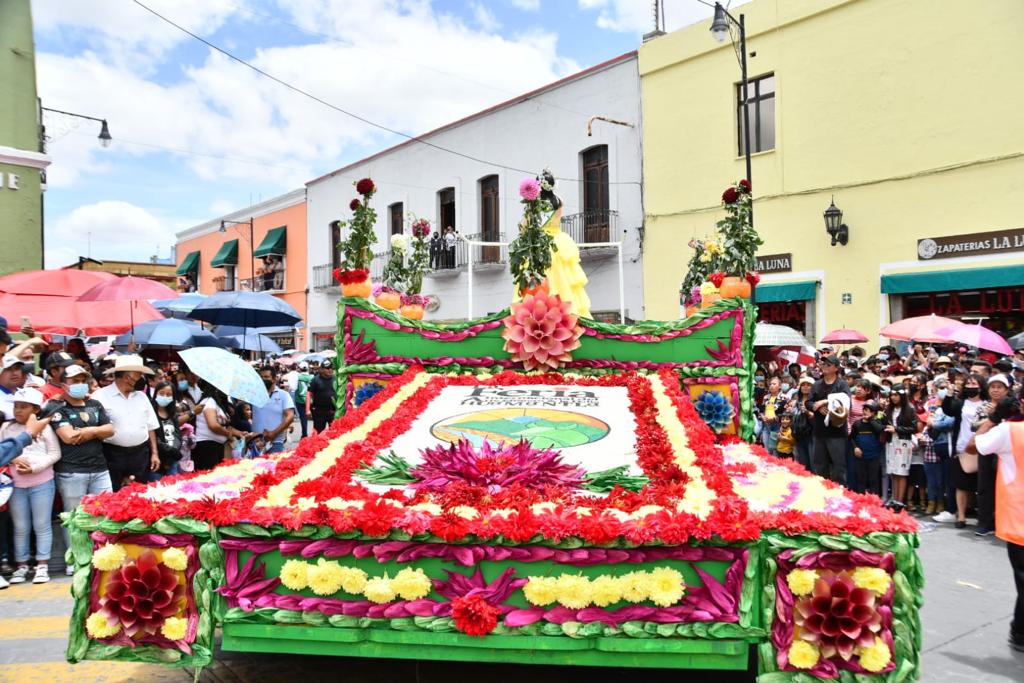 Por: Cortesía Disfrutan familias en Huamantla fiesta multicolor en el Desfile De La Dalia