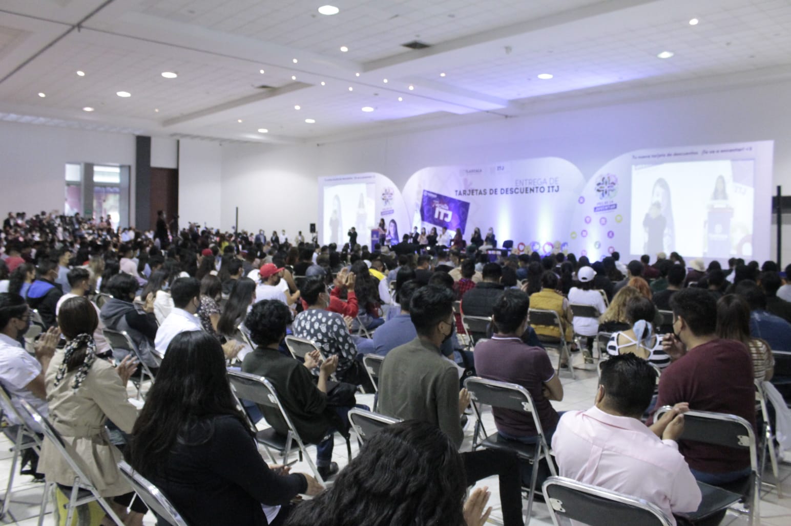 Entregan tarjetas de descuento a jóvenes de Tlaxcala