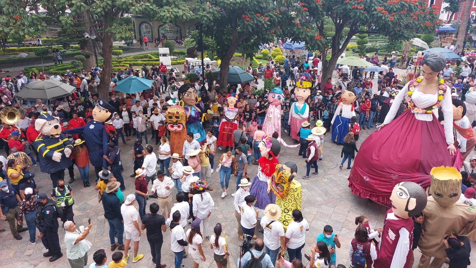 Por: Cortesía Con más de 40 mojigangas, turistas disfrutaron en Atlixco del tradicional desfile acompañado de música de banda