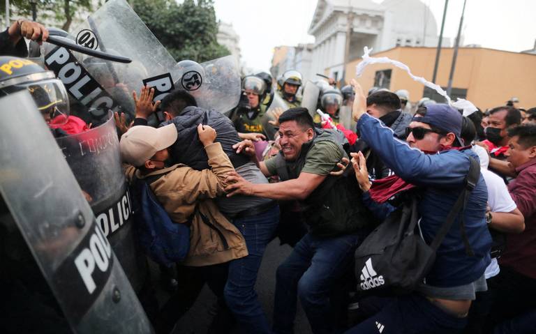 Por: Cortesía Policía de Lima reprime manifestaciones con gases lacrimógenos; reportan varias detenciones