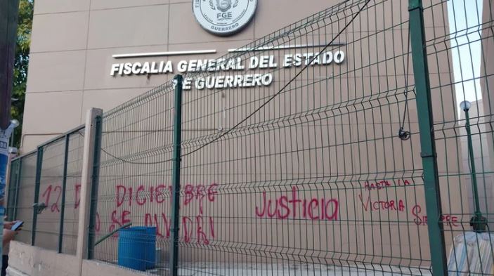 Fiscalía de Guerrero abrió investigación contra normalistas que vandalizaron instalaciones durante protesta