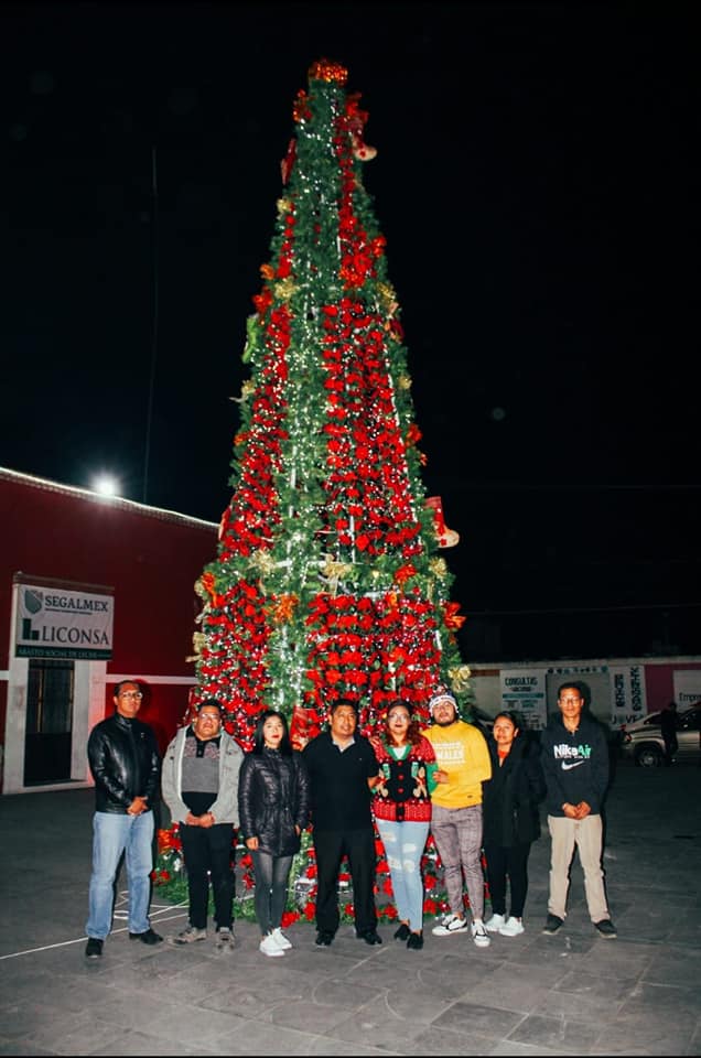 Llega navidad a Calpan con el encendido del árbol 