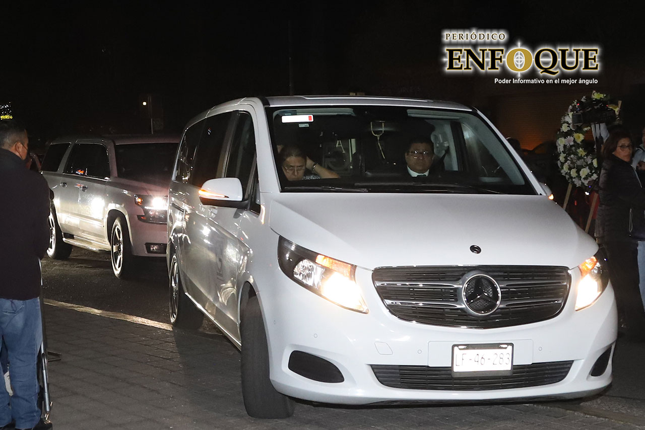 Por: Periódico Enfoque Cuerpo del gobernador del estado Miguel Barbosa llega a Puebla; poblanos y funcionarios lo recibieron