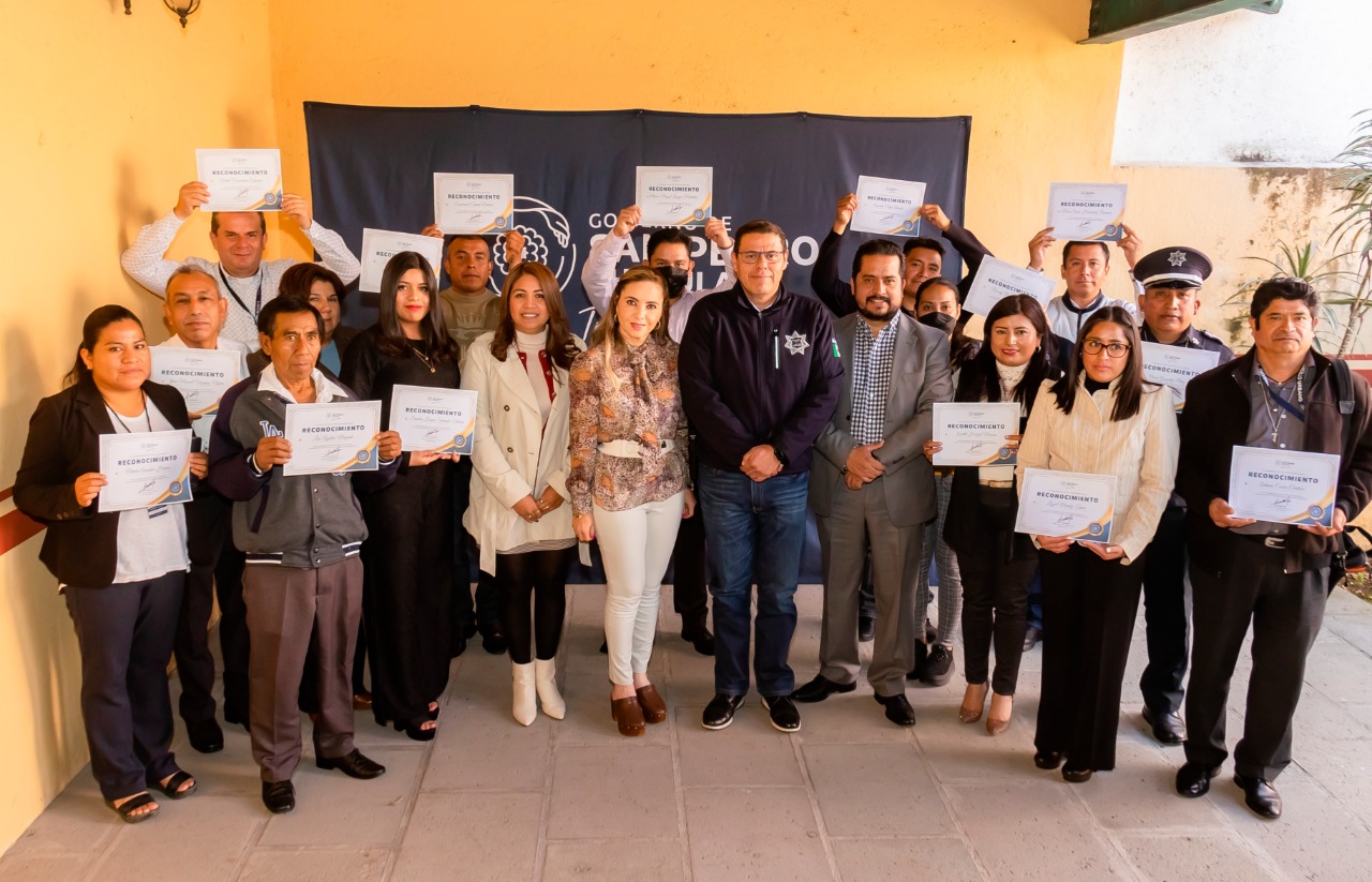 Premia Paola Angon a policía héroe y 15 servidores públicos más 