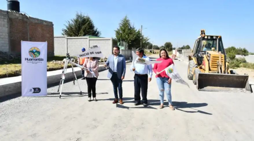 Alcalde de Huamantla da banderazo de inicio a pavimentación de calle en la colonia Mauro Angulo