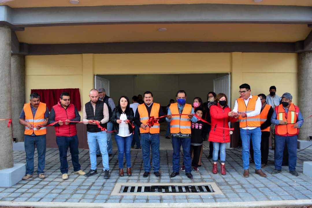 Entrega alcalde de Hueyotlipan renovación de auditorio de Santiago Tlalpan 