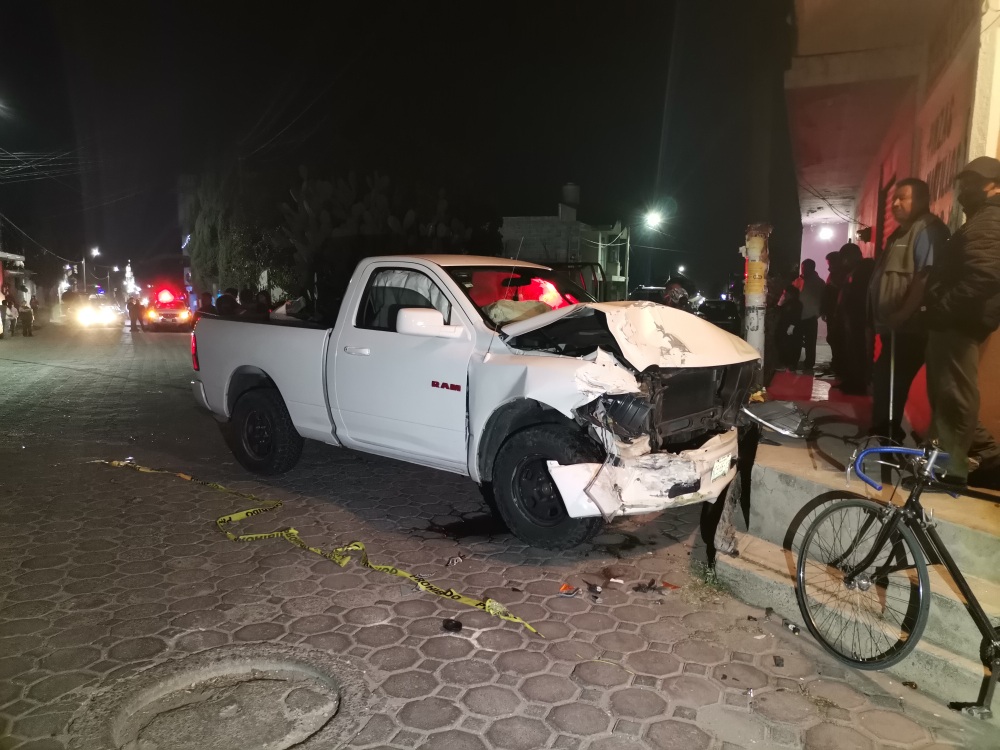 Pareja provoca aparatoso accidente en Tlaltelulco; fueron detenidos por pobladores