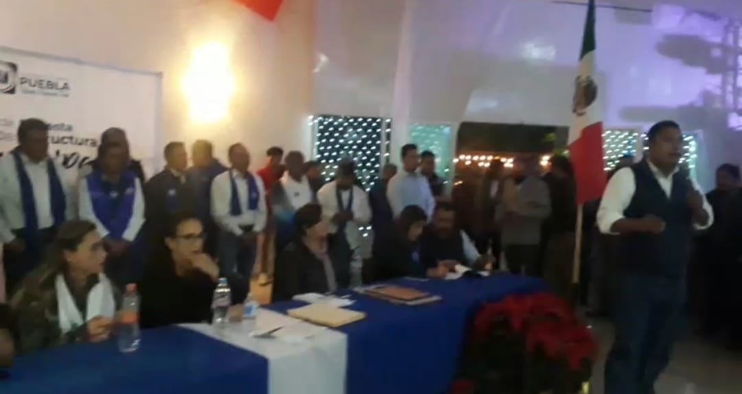 Por: Cortesía Lula Pineda Toma protesta Enrique Hernández Cid como nuevo presidente del CM del Partido Acción Nacional en San Pedro Cholula