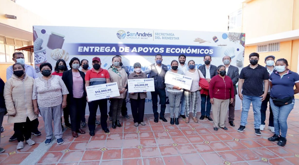 Por: Cortesía Lula Pineda Entrega ayuntamiento apoyos económicos del programa piloto "Emprendamos Juntos Migrante"