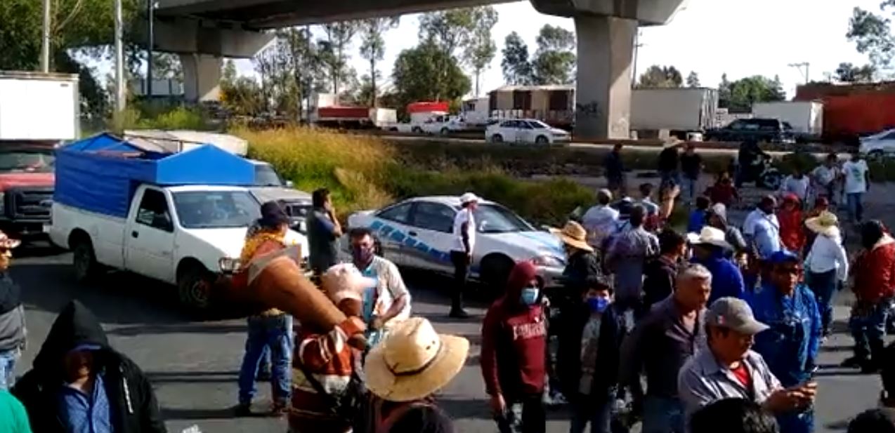 Comerciantes de la Cental de Abastos bloquean autopista México Puebla; acusan invasión de la UPVA 28 de Octubre