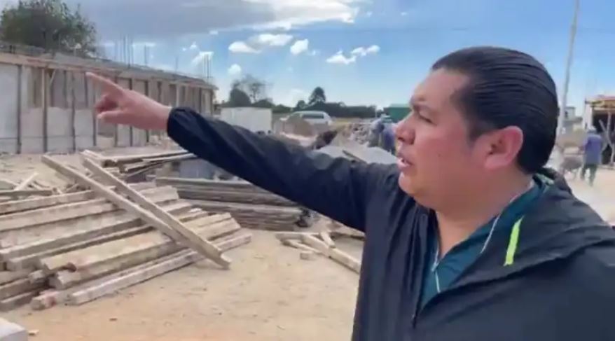 Presidente municipal de Contla acude a supervisar avances en la construcción de la primaria Pioquinto Tlilayatzi