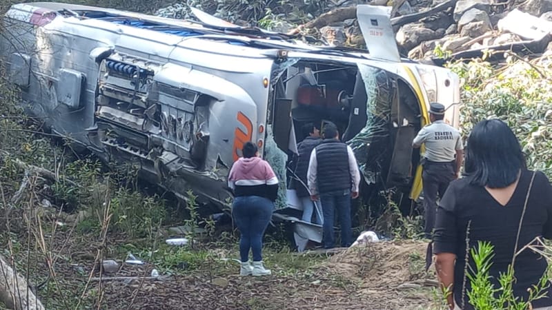 Por: Cortesía Autobús AU que salió de puebla termina en el fondo de una barranca tras un percance en la pista