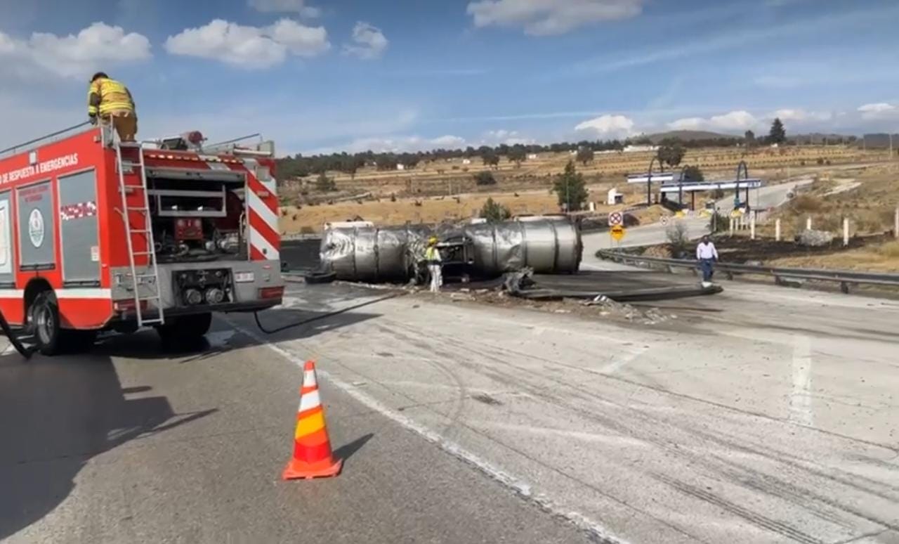 Por: Cortesía Nuevamente vuelca e incendia popa cargada de combustible en el Arco Norte