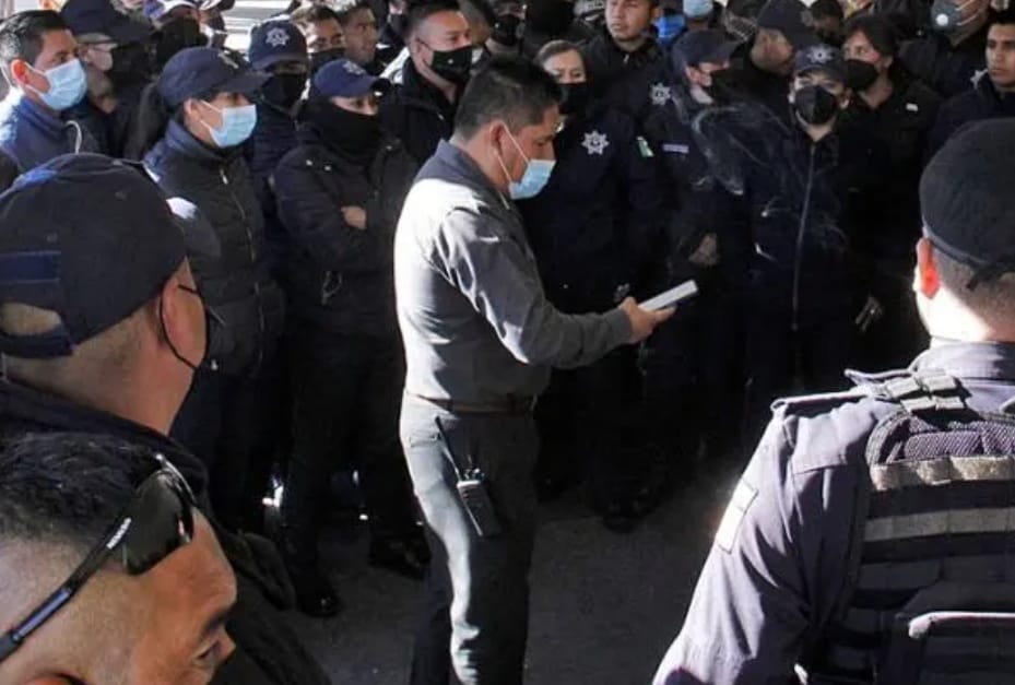 Por: Cortesía Lula Pineda Ante la falta de pago de aguinaldo policías de Coronango amagan con paro de labores