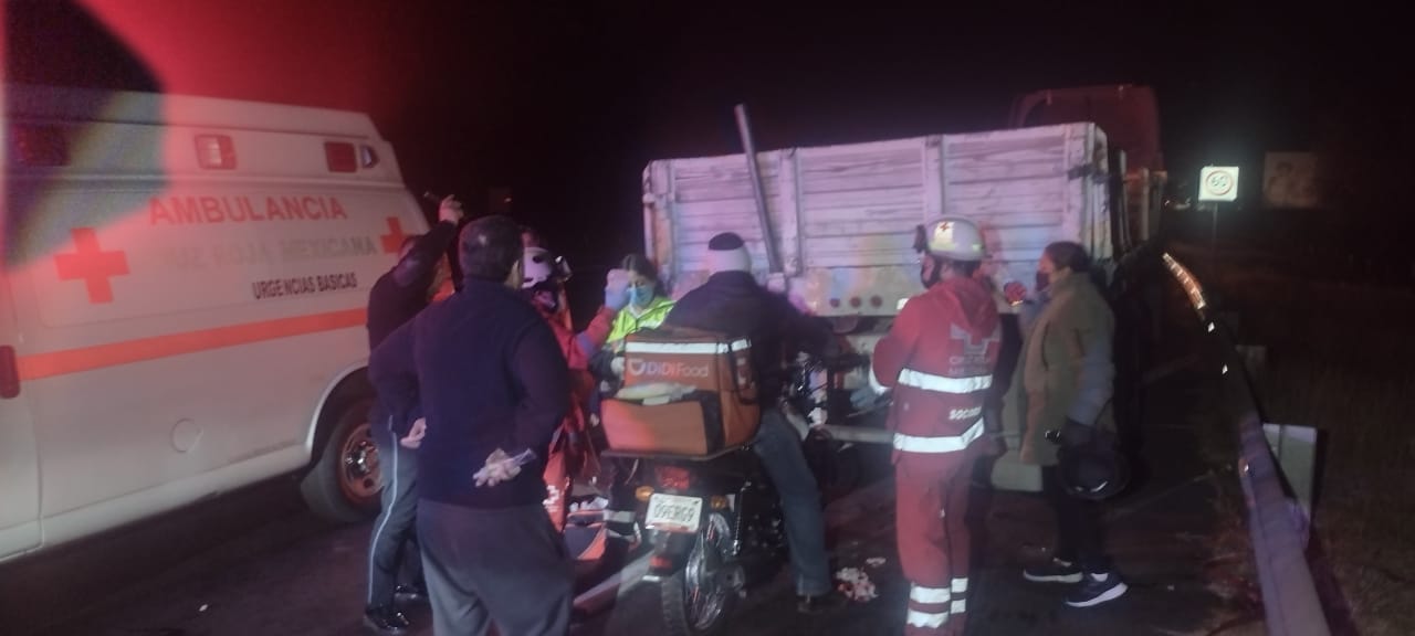 Por: Cortesía Repartidor de comida choca contra tráiler, en la pista Tlaxcala-Puebla
