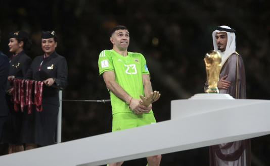 Por: Cortesía El portero argentino Emiliano "Dibu" Martínez explicó la razón de su gesto de celebración